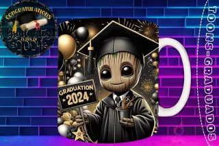 Taza de sublimación con Baby Groot graduado 3D animado celebrando la Clase 2024 con cartel