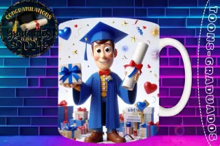 Taza de sublimación con Woody graduado 3D animado de Toy Story celebrando la Clase 2024 con diploma y regalo