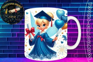 Taza de sublimación con Campanita (Tinkerbell) graduada 3D animada celebrando la Clase 2024 con diploma y globos