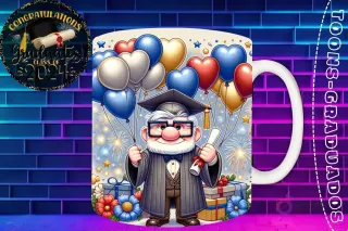 Taza de sublimación con Carl Fredricksen (Up) graduado 3D animado celebrando la Clase 2024 con diploma y globos