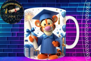 Taza de sublimación con Tigger graduado 3D animado celebrando la Clase 2024 con diploma y regalos