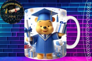 Taza de sublimación con Winnie the Pooh graduado 3D animado celebrando la Clase 2024 con diploma y regalo
