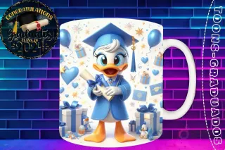 Taza de sublimación con Daisy Duck graduada 3D animada celebrando la Clase 2024 con diploma y regalos