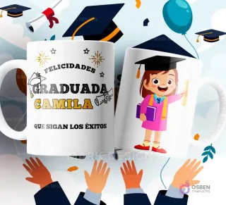 Dos tazas de sublimación blancas con diseños de graduación: una con birrete, diploma, y la frase 'Felicidades Graduada Camila que sigan los éxitos', y la otra con una niña graduada de caricatura con un libro y diploma, sobre un fondo festivo.