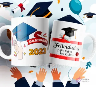 Dos tazas de sublimación blancas con diseños de graduación: una con un birrete azul y 'Graduada 2023', y la otra con birrete, diploma, y la frase 'Felicidades y que sigan los Éxitos', sobre un fondo festivo.