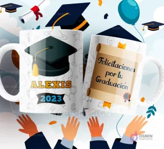 Dos tazas de sublimación blancas con diseños de graduación: una con un birrete y 'Alexis 2023' sobre un patrón sutil de símbolos académicos, y la otra con un pergamino y 'Felicitaciones por tu Graduación', sobre un fondo festivo.