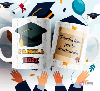 Dos tazas de sublimación blancas con diseños de graduación: una con un birrete y 'Camila 2023' sobre un patrón sutil de símbolos académicos, y la otra con un pergamino y 'Felicitaciones por tu Graduación', sobre un fondo festivo.