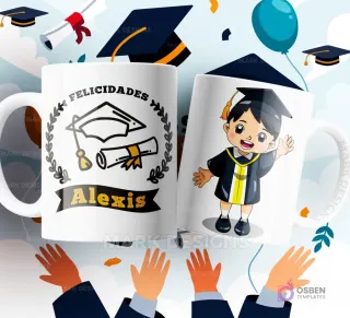 Dos tazas de sublimación blancas con diseños de graduación: una con birrete, diploma, y la frase 'Felicidades Alexis', y la otra con un niño graduado de caricatura saludando, sobre un fondo festivo.