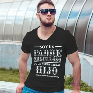 Modelo masculino con camiseta negra sublimada que dice 'SOY UN PADRE ORGULLOSO DE UN SUPER GENIAL HIJO', ideal para regalos del Día del Padre.