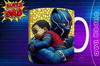 Taza sublimada con Black Panther abrazando a un bebé, diseño en tonos azules estilo vidriera 'Super Dad'