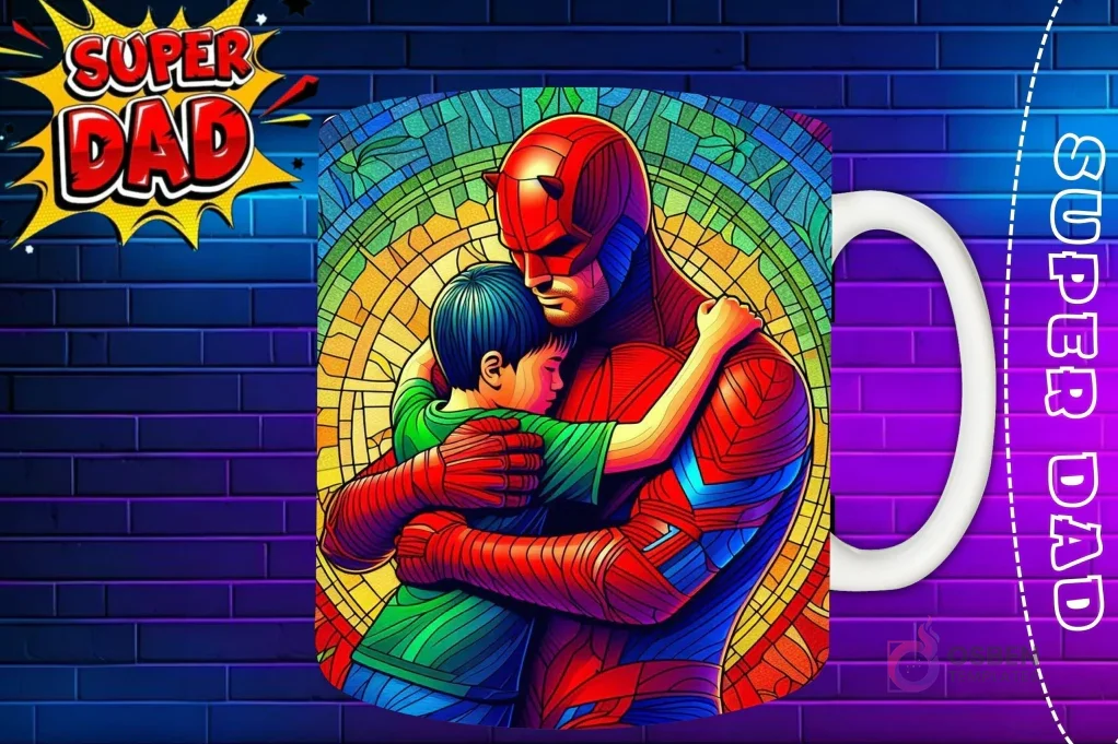 Taza sublimada con Daredevil y su hijo abrazándose, diseño rojo y urbano estilo vidriera 'Super Dad'