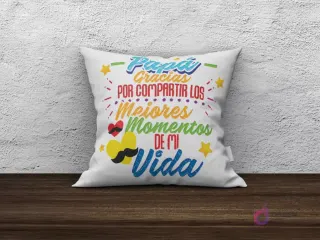 Cojín de sublimación blanco con diseño 'Papá gracias por compartir los mejores momentos de mi vida' con estrellas y corazones.