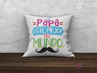 Cojín de sublimación blanco con el mensaje 'Mi papá es el mejor del mundo' y un bigote estilizado.