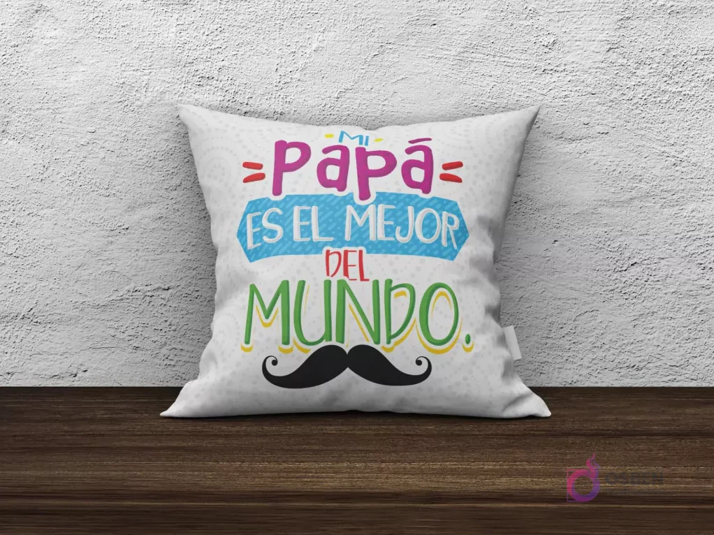 Cojín de sublimación blanco con el mensaje 'Mi papá es el mejor del mundo' y un bigote estilizado.