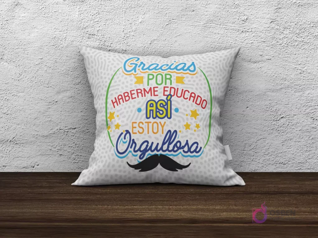 Cojín de sublimación blanco con diseño 'Gracias por haberme educado así, estoy orgullosa' con bigote y estrellas.