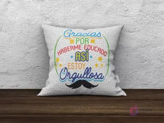 Cojín de sublimación blanco con diseño 'Gracias por haberme educado así, estoy orgullosa' con bigote y estrellas.