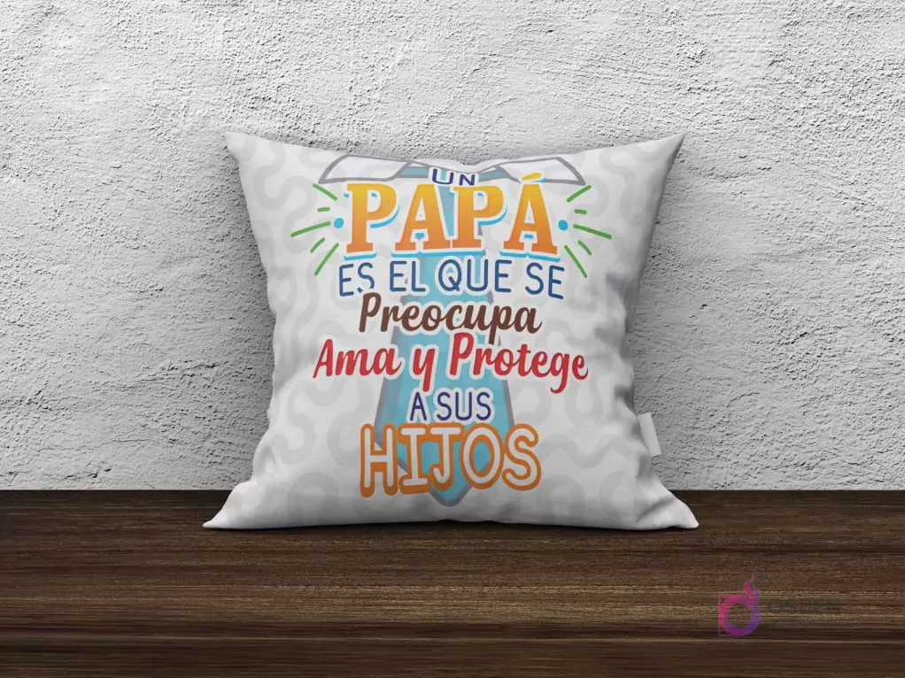 Cojín de sublimación blanco con diseño 'Un papá es el que se preocupa, ama y protege a sus hijos' con corbata azul.