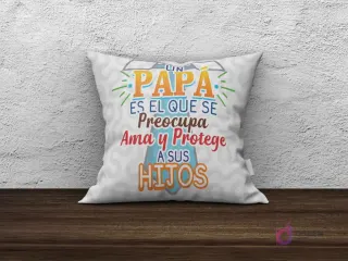 Cojín de sublimación blanco con diseño 'Un papá es el que se preocupa, ama y protege a sus hijos' con corbata azul.