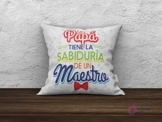 Cojín de sublimación blanco con diseño 'Un papá tiene la sabiduría de un maestro' y un lazo rojo de pajarita.