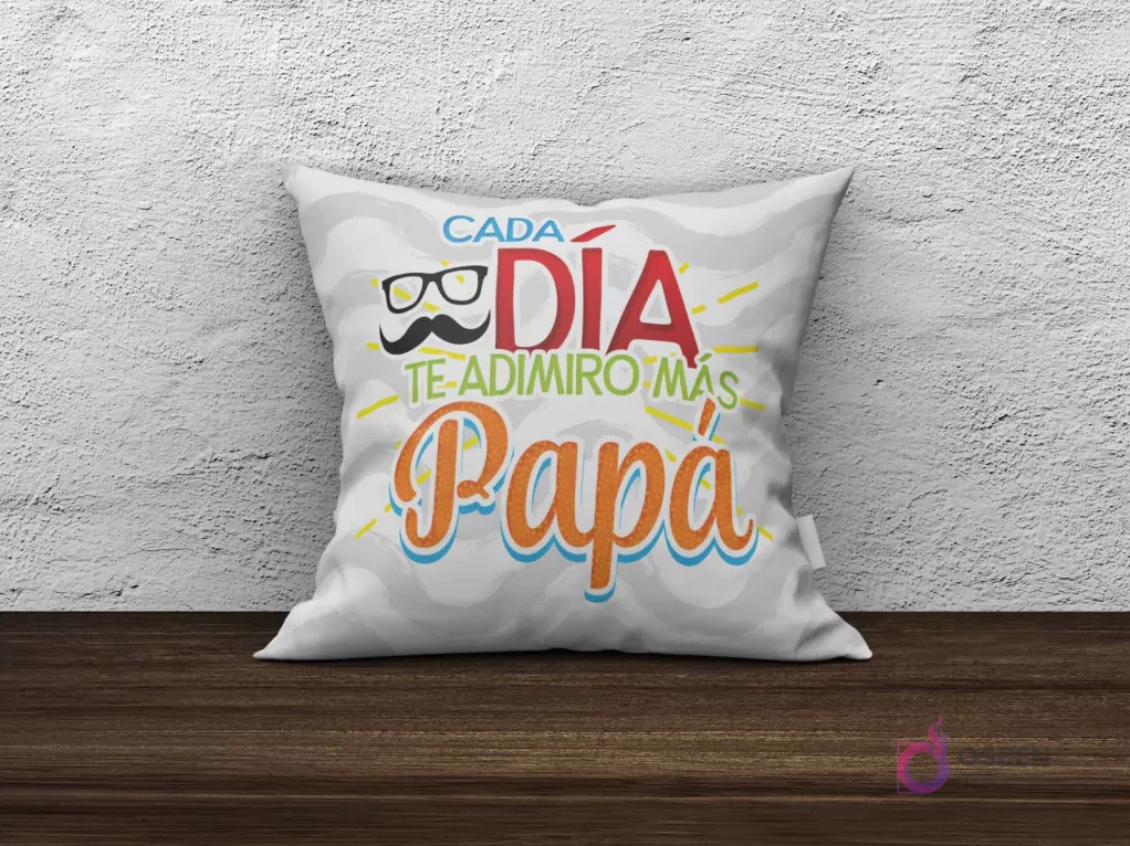 Cojín de sublimación blanco con diseño 'Cada día te admiro más Papá' con gafas y bigote.