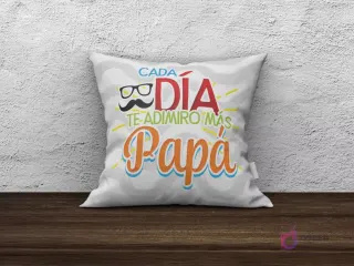 Cojín de sublimación blanco con diseño 'Cada día te admiro más Papá' con gafas y bigote.
