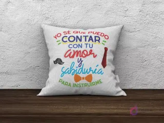 Cojín de sublimación blanco con diseño 'Yo sé que puedo contar con tu amor y sabiduría para instruirme' con corbata y pajarita.