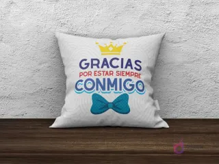 Cojín de sublimación blanco con diseño 'Gracias por estar siempre conmigo' y una corona dorada con pajarita azul.