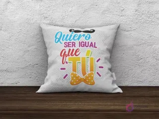 Cojín de sublimación blanco con diseño 'Quiero ser igual que Tú' con bigote y pajarita amarilla con puntos.