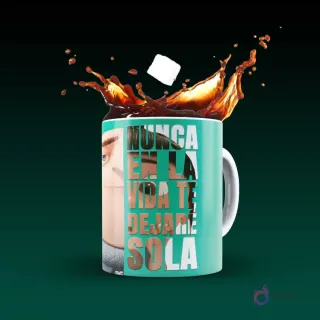 Taza blanca sublimada con el personaje Gru de Mi Villano Favorito y la frase 'Nunca en la vida te dejaré sola' en un diseño de texto, con chorro de café y cubo de azúcar, sobre fondo verde oscuro.