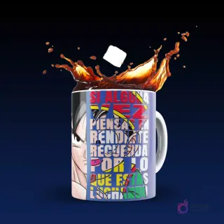 Taza blanca sublimada con Goku de Dragon Ball y la frase motivadora 'Si alguna vez piensas en rendirte recuerda por lo que estás luchando', con efecto de café salpicando y cubo de azúcar, sobre fondo azul oscuro.