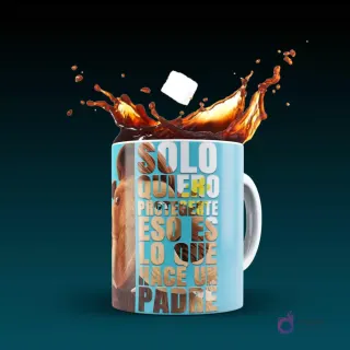 Taza blanca sublimada con la imagen de un caballo (inspirado en Spirit) y la frase 'Solo quiero protegerte eso es lo que hace un padre' en un diseño de texto, con salpicadura de café y azúcar, sobre fondo verde azulado.