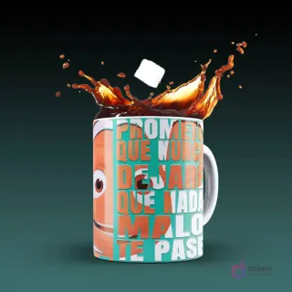 Taza blanca sublimada con Marlin de Buscando a Nemo y la frase 'Prometo que nunca dejaré que nada malo te pase' en tipografía creativa, con splash de café y un terrón de azúcar, sobre fondo verde oscuro.