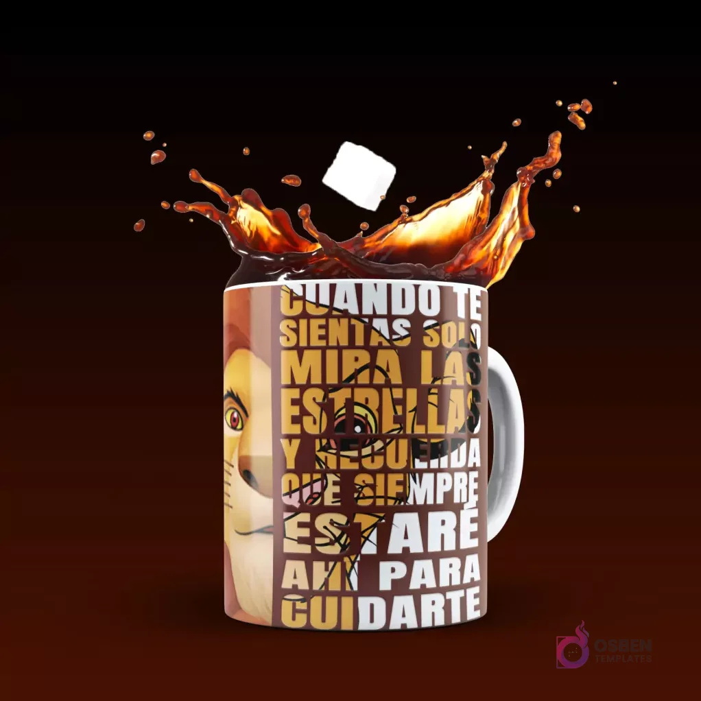 Taza blanca sublimada con Mufasa de El Rey León y la emotiva frase 'Cuando te sientas solo mira las estrellas y recuerda que siempre estaré ahí para cuidarte', con chorro de café y azúcar, sobre fondo marrón.