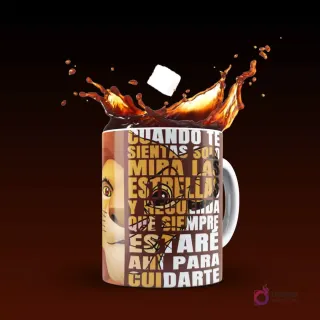 Taza blanca sublimada con Mufasa de El Rey León y la emotiva frase 'Cuando te sientas solo mira las estrellas y recuerda que siempre estaré ahí para cuidarte', con chorro de café y azúcar, sobre fondo marrón.
