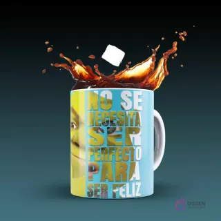 Taza blanca sublimada con Shrek y la frase 'No se necesita ser perfecto para ser feliz' en texto llamativo, con efecto de café salpicando y terrón de azúcar, sobre fondo azul con amarillo.