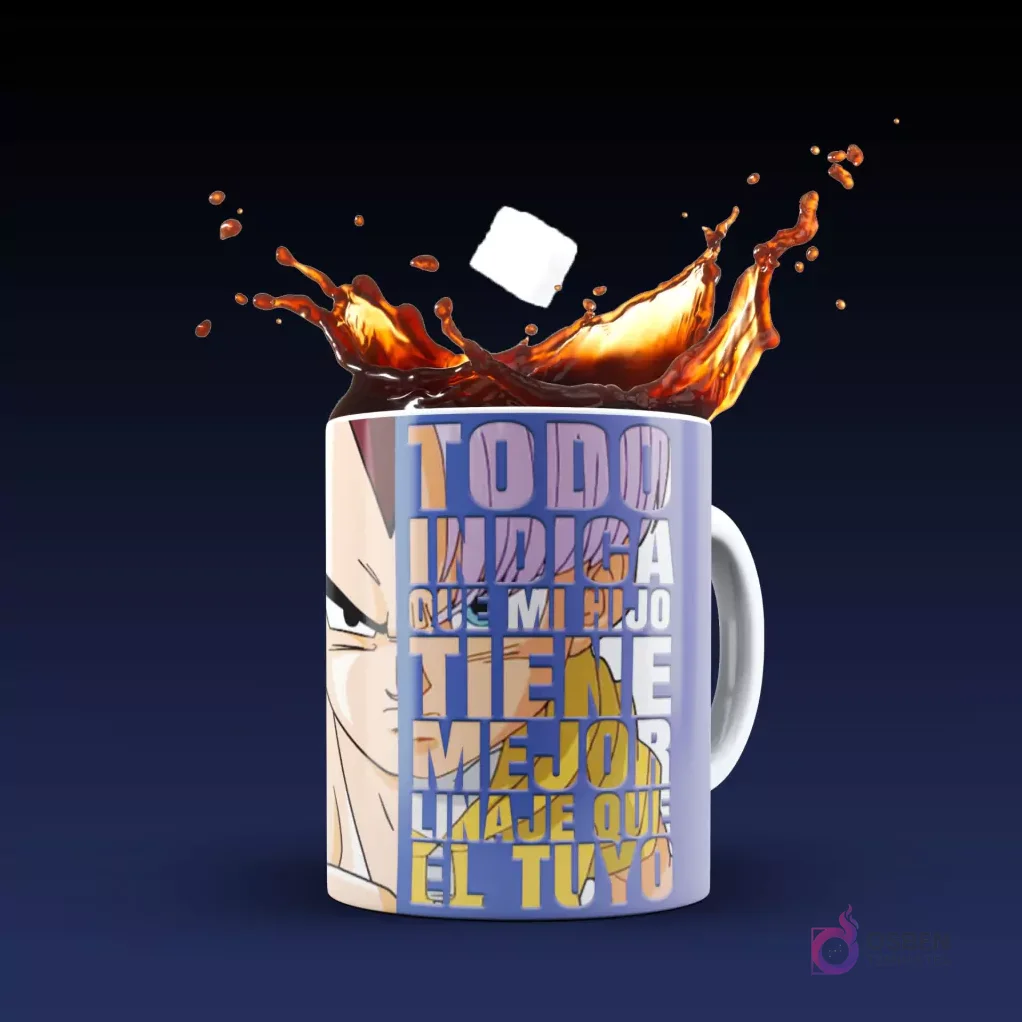 Taza blanca sublimada con Vegeta de Dragon Ball y la humorística frase 'Todo indica que mi hijo tiene mejor linaje que el tuyo' en un diseño de texto, con chorro de café y cubo de azúcar, sobre fondo azul y morado.