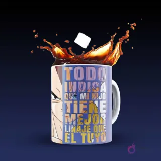 Taza blanca sublimada con Vegeta de Dragon Ball y la humorística frase 'Todo indica que mi hijo tiene mejor linaje que el tuyo' en un diseño de texto, con chorro de café y cubo de azúcar, sobre fondo azul y morado.