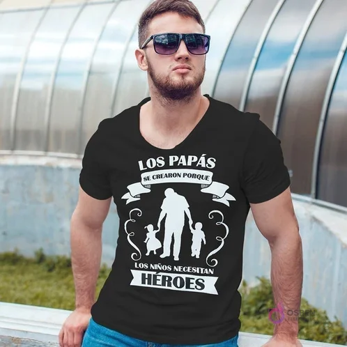 Hombre con gafas de sol usando una polera negra con el diseño blanco 'Los papás se crearon porque los niños necesitan HÉROES', ideal para sublimación.