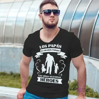 Hombre con gafas de sol usando una polera negra con el diseño blanco 'Los papás se crearon porque los niños necesitan HÉROES', ideal para sublimación.