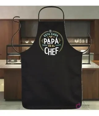 Delantal negro sublimado con diseño vectorial 'En esta casa PAPÁ es el CHEF', una frase ingeniosa para padres cocineros.