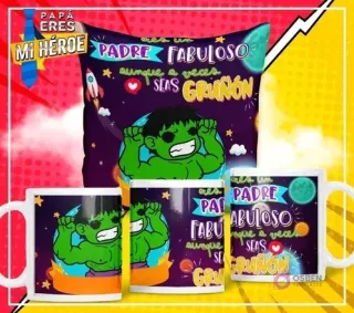 Mockup de pack plantillas sublimación Día del Padre con diseño de Hulk. Cojín y dos tazas mostrando al personaje con la frase 'Padre fabuloso aunque a veces seas gruñón' sobre fondo azul espacial.