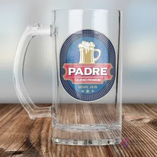 Chopero de vidrio transparente con plantilla de sublimación Día del Padre 'PADRE CALIDAD PREMIUM' en tonos azules y rojos, con una jarra de cerveza.