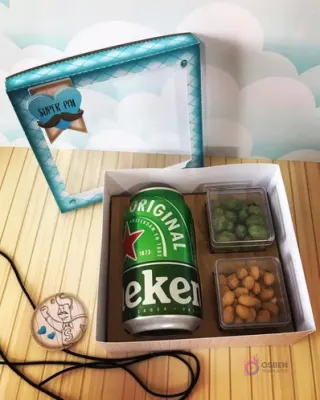 Caja cuadrada abierta revelando una lata de cerveza Heineken, dos contenedores de snacks y la etiqueta 'Super Pai', un diseño imprimible y cortable para regalos del Día del Padre.