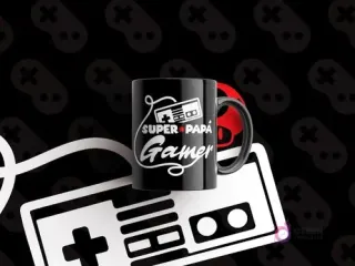 Mockup de taza negra con diseño en blanco 'SUPER PAPÁ Gamer' y gráfico de mando retro tipo NES, sobre fondo oscuro con patrón de controles