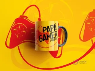 Mockup de taza amarilla con diseño en negro 'PAPÁ GAMER FOREVER' y silueta de mando rojo, sobre fondo amarillo vibrante con gran control en segundo plano