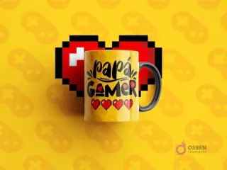 Mockup de taza amarilla con diseño en negro 'PAPÁ GAMER' y corazones pixel art de vida, sobre fondo amarillo con patrón de controles y un gran corazón pixelado
