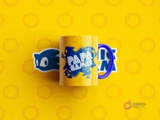 Mockup de taza amarilla con asa azul y diseño azul de 'PAPÁ GAMER' con silueta de Sonic the Hedgehog, sobre fondo amarillo con patrón de anillos