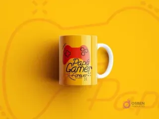 Mockup de taza amarilla con asa blanca, diseño de mando rojo y texto 'Papá Gamer Forever' en negro, sobre fondo amarillo con contorno abstracto de control
