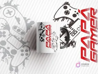 Mockup de taza blanca con asa negra y diseño 'PAPÁ GAMER' en negro y rojo con gráficos de mandos tipo grunge, sobre fondo rayado con imágenes de mandos desintegrados