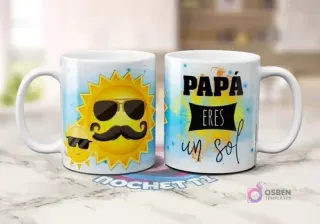 Dos tazas blancas de sublimación. Una con caricatura de sol grande con gafas y bigote, y un sol pequeño. Otra con frase 'PAPÁ ERES un sol' con fondo de salpicaduras azules y amarillas.